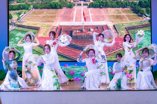 ‘Mùa Hè Xanh HUTECH 2023’: Đêm hội văn hóa gắn kết tình chiến sĩ với bà con tỉnh Đồng Tháp ảnh 7