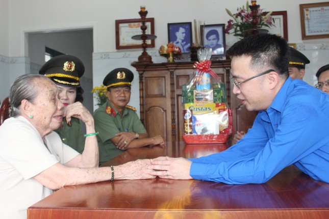 Trung ương Đoàn và Bộ Công an thăm, tặng quà Mẹ Việt Nam anh hùng tại Tây Ninh ảnh 2