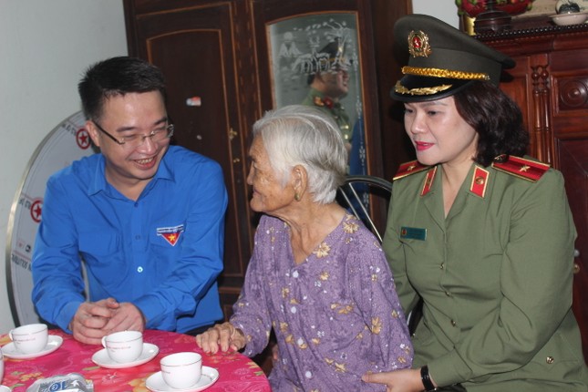 Trung ương Đoàn và Bộ Công an thăm, tặng quà Mẹ Việt Nam anh hùng tại Tây Ninh ảnh 6