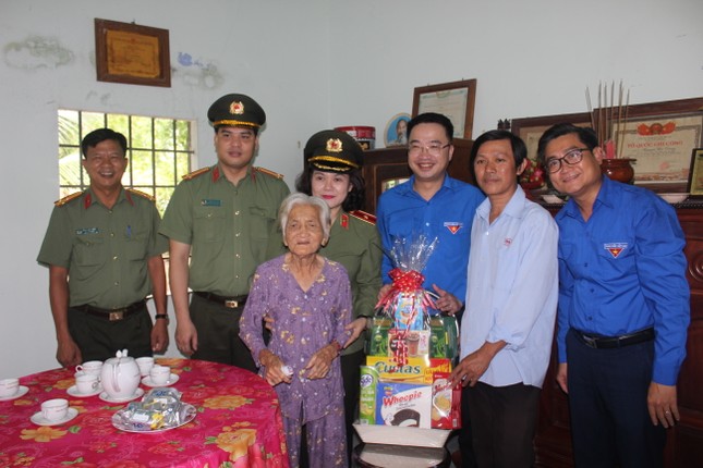 Trung ương Đoàn và Bộ Công an thăm, tặng quà Mẹ Việt Nam anh hùng tại Tây Ninh ảnh 7