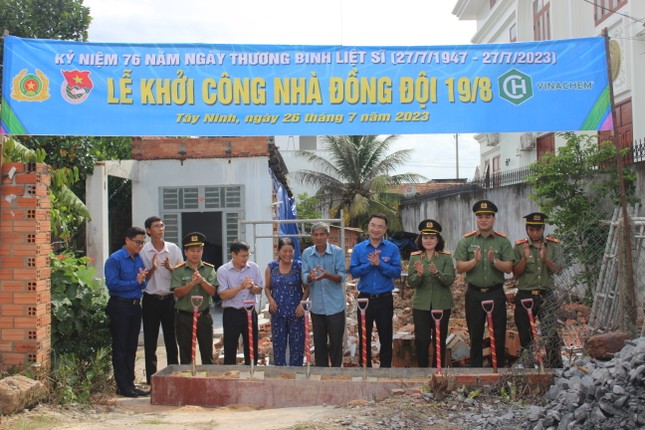 Trung ương Đoàn và Bộ Công an thăm, tặng quà Mẹ Việt Nam anh hùng tại Tây Ninh ảnh 8