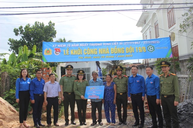 Trung ương Đoàn và Bộ Công an thăm, tặng quà Mẹ Việt Nam anh hùng tại Tây Ninh ảnh 9