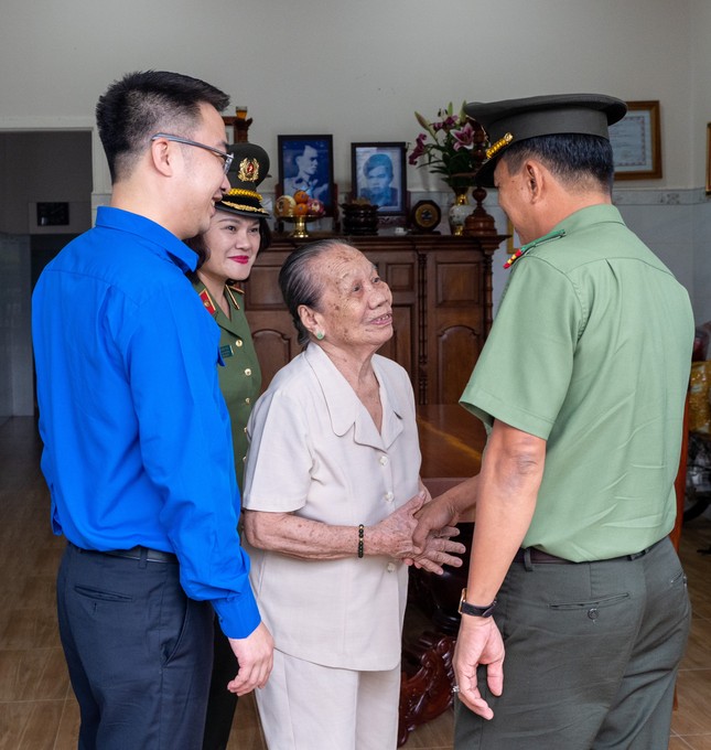 Trung ương Đoàn và Bộ Công an thăm, tặng quà Mẹ Việt Nam anh hùng tại Tây Ninh ảnh 1