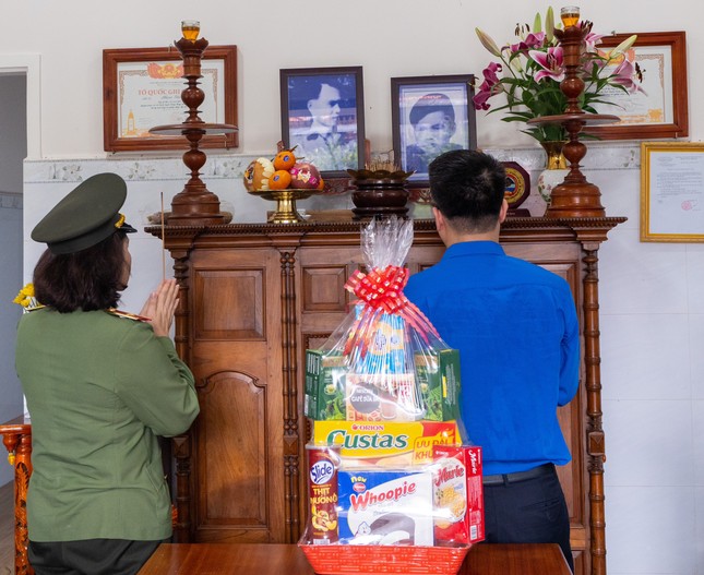 Trung ương Đoàn và Bộ Công an thăm, tặng quà Mẹ Việt Nam anh hùng tại Tây Ninh ảnh 5