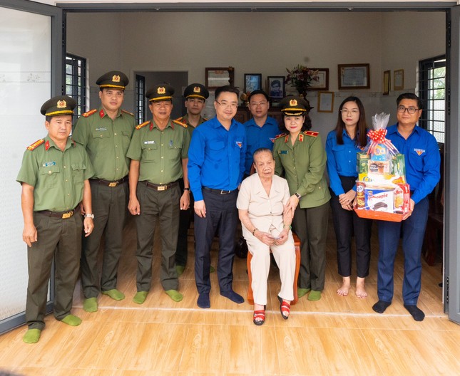 Trung ương Đoàn và Bộ Công an thăm, tặng quà Mẹ Việt Nam anh hùng tại Tây Ninh ảnh 3