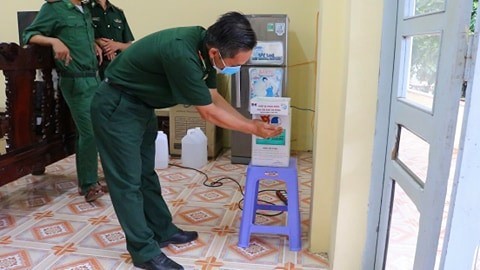 Chàng sinh viên chế thiết bị phun nước rửa tay khô tự động ảnh 3