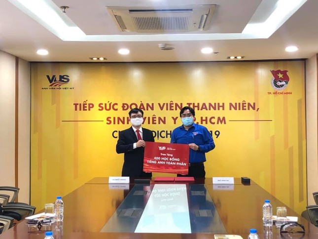 Tặng học bổng tiếng Anh cho sinh viên tham gia tuyến đầu chống dịch ảnh 1