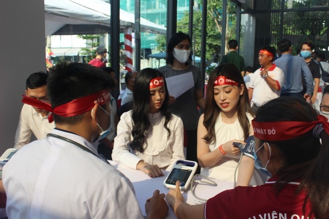 Á hậu Phương Nga và Á hậu Thúy An rạng ngời trong ngày hội hiến máu ảnh 3