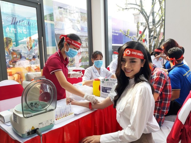 Á hậu Phương Nga và Á hậu Thúy An rạng ngời trong ngày hội hiến máu ảnh 6