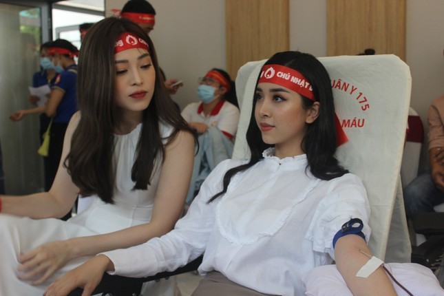 Á hậu Phương Nga và Á hậu Thúy An rạng ngời trong ngày hội hiến máu ảnh 9