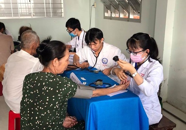 Đoàn trường ĐH Y Dược TP. HCM thăm khám bệnh cho người dân Bến Tre ảnh 2