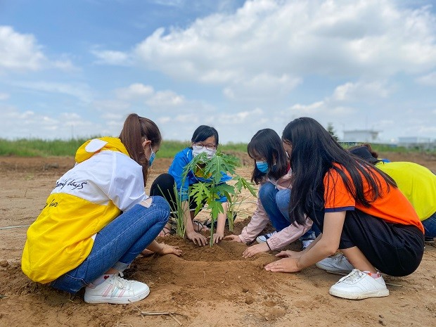 Sinh viên HUTECH hăng hái tham gia công trình “Vườn sinh học HIAS” ảnh 4