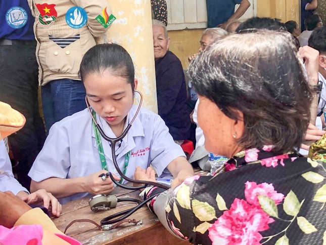 Sinh viên tình nguyện ĐH Y - Dược TP. HCM khám, phát thuốc miễn phí cho người dân Bến Tre ảnh 5
