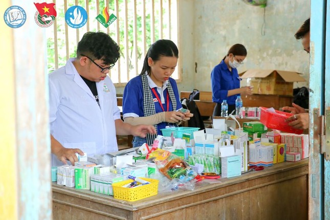Sinh viên tình nguyện ĐH Y - Dược TP. HCM khám, phát thuốc miễn phí cho người dân Bến Tre ảnh 7