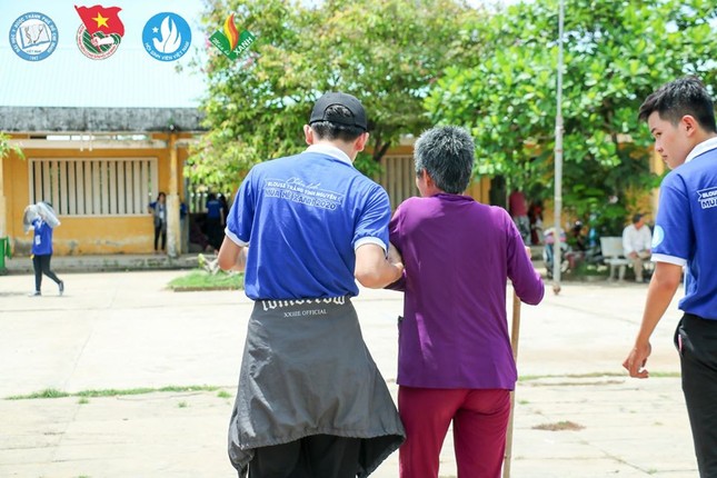 Sinh viên tình nguyện ĐH Y - Dược TP. HCM khám, phát thuốc miễn phí cho người dân Bến Tre ảnh 2