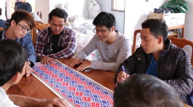 Những bạn trẻ muốn bảo tồn và phát triển thổ cẩm Việt ảnh 3
