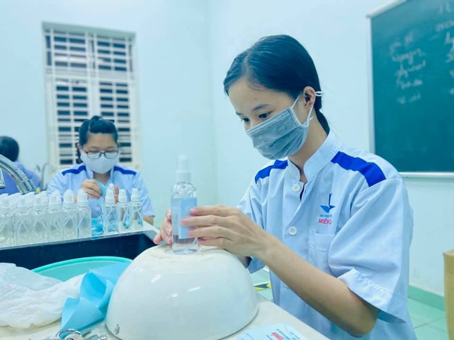 Làm dung dịch sát khuẩn cho chương trình “Thanh niên tình nguyện Hè 2020” ảnh 6