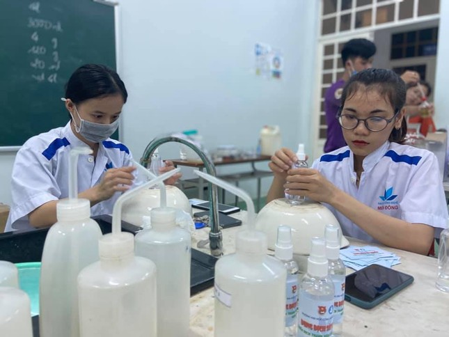 Làm dung dịch sát khuẩn cho chương trình “Thanh niên tình nguyện Hè 2020” ảnh 8