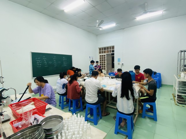Làm dung dịch sát khuẩn cho chương trình “Thanh niên tình nguyện Hè 2020” ảnh 10