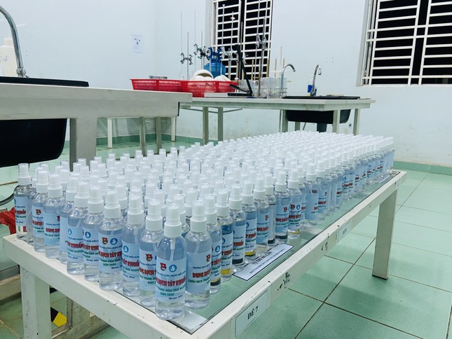 Làm dung dịch sát khuẩn cho chương trình “Thanh niên tình nguyện Hè 2020” ảnh 13