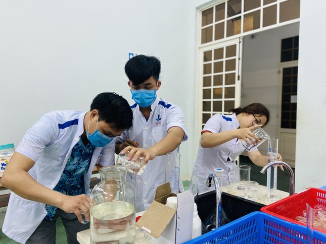 Làm dung dịch sát khuẩn cho chương trình “Thanh niên tình nguyện Hè 2020” ảnh 3