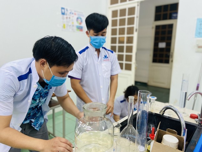 Làm dung dịch sát khuẩn cho chương trình “Thanh niên tình nguyện Hè 2020” ảnh 4