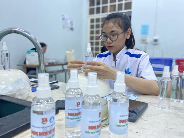 Làm dung dịch sát khuẩn cho chương trình “Thanh niên tình nguyện Hè 2020” ảnh 9