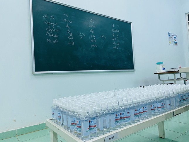 Làm dung dịch sát khuẩn cho chương trình “Thanh niên tình nguyện Hè 2020” ảnh 11