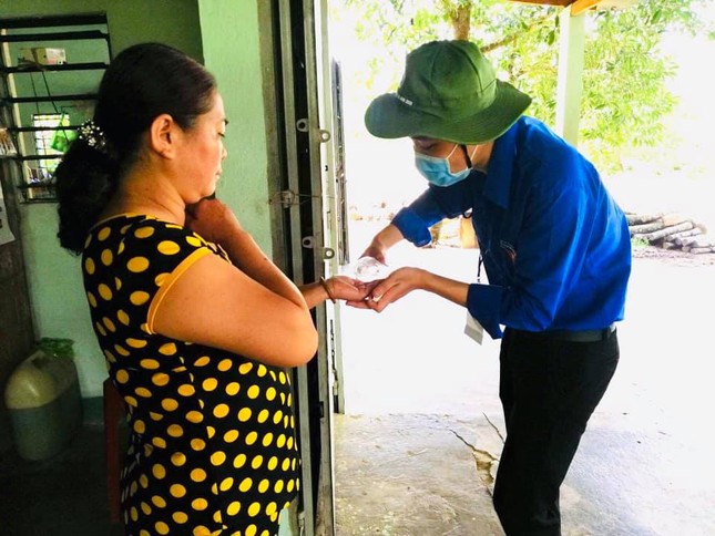 “Tri thức xanh” đến buôn làng tuyên truyền phòng chống dịch COVID-19 ảnh 7
