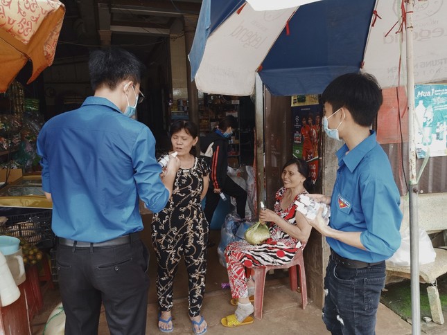 Tuổi trẻ ĐH Công nghệ Miền Đông tích cực chung tay đẩy lùi COVID-19 ảnh 4