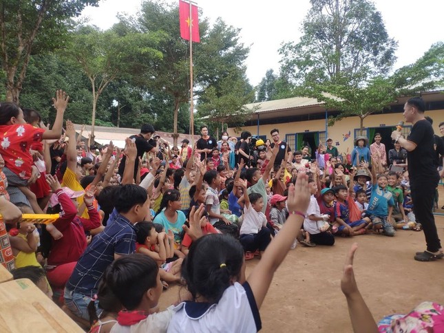 Mang Trung Thu đến trẻ em vùng xa ảnh 1
