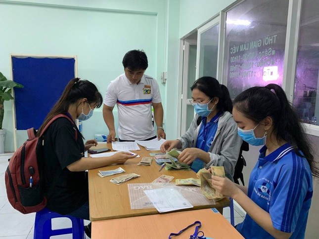 Sinh viên KTX ĐHQG TP. HCM ủng hộ bà con miền Trung gần 400 triệu đồng ảnh 10