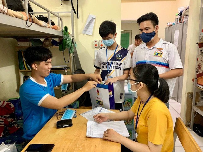 Sinh viên KTX ĐHQG TP. HCM ủng hộ bà con miền Trung gần 400 triệu đồng ảnh 5