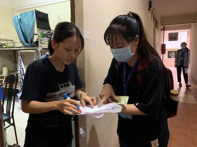 Sinh viên KTX ĐHQG TP. HCM ủng hộ bà con miền Trung gần 400 triệu đồng ảnh 8
