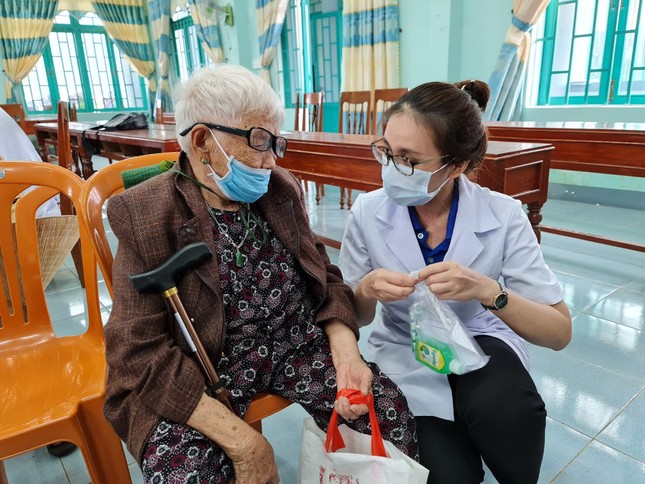“Nghĩa tình biển đảo” của sinh viên ĐH Y Dược TP. HCM ảnh 2