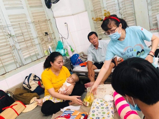 Theo chân ông già Noel mang niềm vui đến các em bệnh nhi ảnh 11
