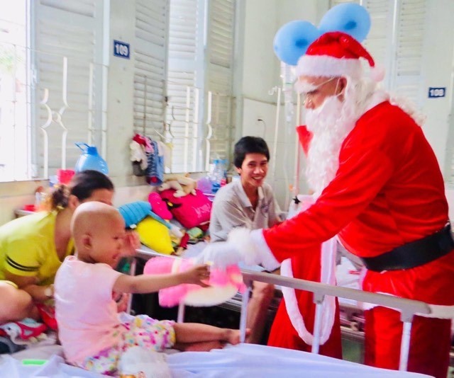 Theo chân ông già Noel mang niềm vui đến các em bệnh nhi ảnh 3