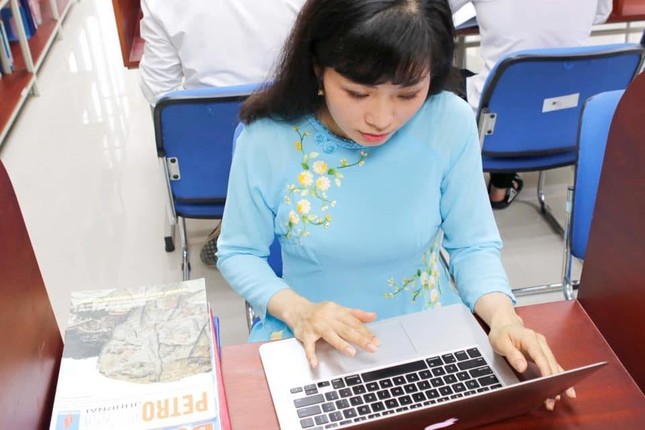 Cô giảng viên trẻ xinh đẹp, say nghề ảnh 1