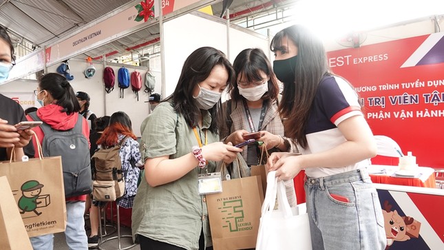 Sôi động “Ngày hội việc làm – Job Fair 2020“ ảnh 10