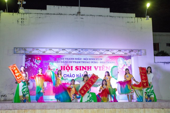 Đoàn trường CĐSP Trung ương Nha Trang tổ chức “Dạ hội chào năm 2021” ảnh 2