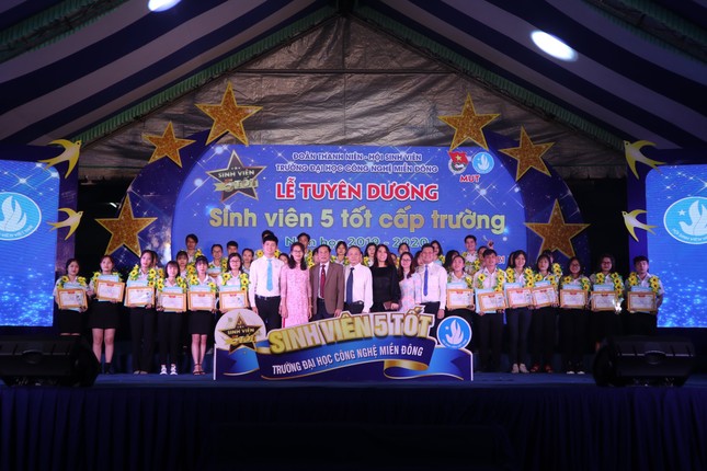 Trường ĐH Công nghệ Miền Đông tuyên dương “Sinh viên 5 tốt” và cán bộ Hội tiêu biểu ảnh 11