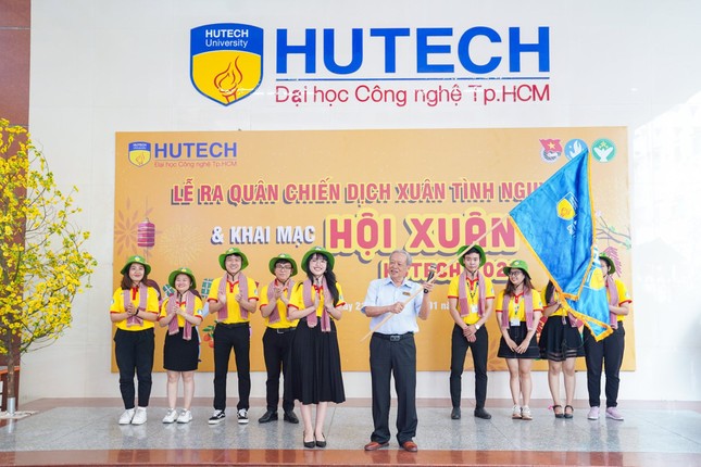 Sinh viên trường ĐH Công nghệ TP. HCM ra quân chiến dịch “Xuân tình nguyện” ảnh 3
