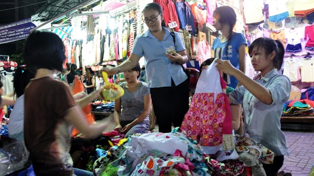 Nhộn nhịp săn hàng sale mùa cuối năm ảnh 3