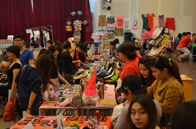 Nhộn nhịp săn hàng sale mùa cuối năm ảnh 2