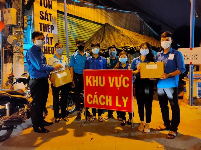 Hội Sinh viên tỉnh Bình Dương tặng quà sinh viên tình nguyện tuyến đầu chống dịch ảnh 2