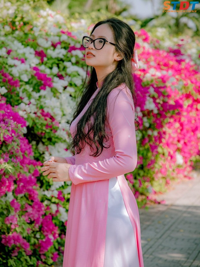 “Bão like” với bộ ảnh bên hoa giấy của cặp đôi sinh viên trường ĐH Tôn Đức Thắng ảnh 3