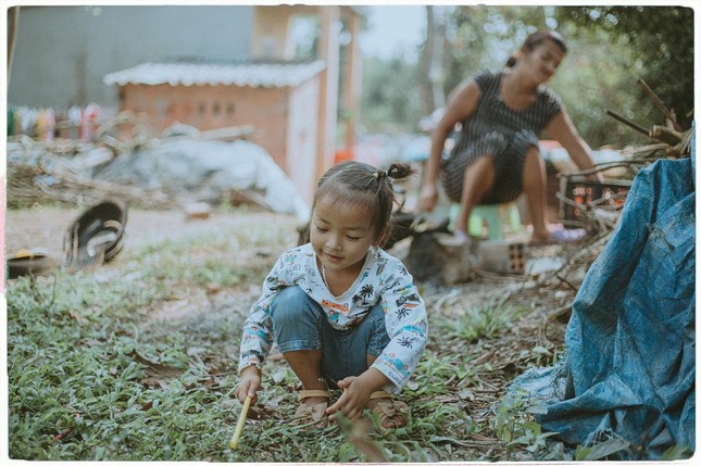 Xúc động bộ ảnh “câu chuyện đặc biệt hai mẹ con” của nữ nhiếp ảnh gia Quảng Ngãi ảnh 16