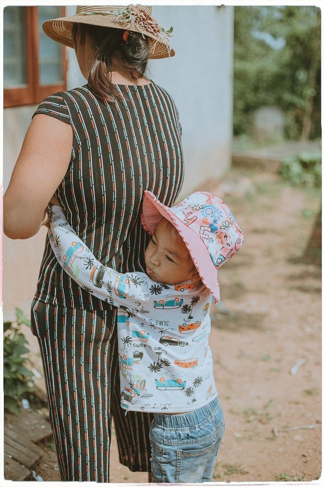 Xúc động bộ ảnh “câu chuyện đặc biệt hai mẹ con” của nữ nhiếp ảnh gia Quảng Ngãi ảnh 12