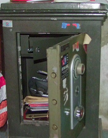 Thuê thợ đến phá két sắt nhà hàng xóm ảnh 1