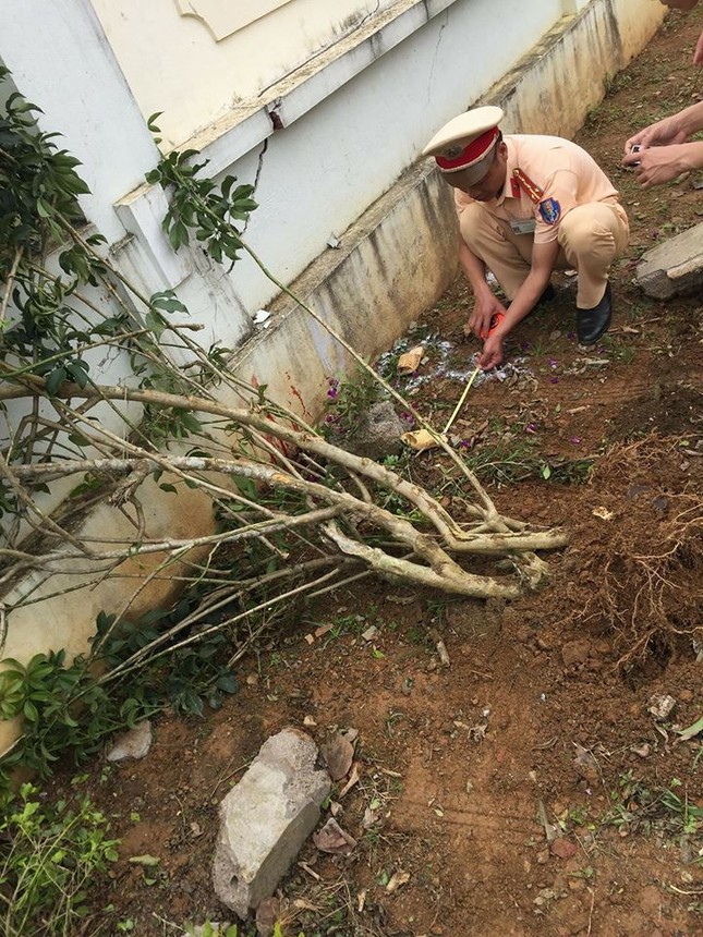 Giáo viên lùi xe trong sân trường, 2 học sinh thương vong ảnh 2